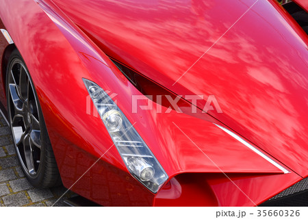 車 ボディ 艶 赤の写真素材