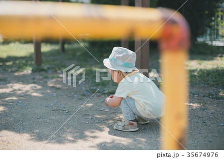 しゃがむ 子供の写真素材