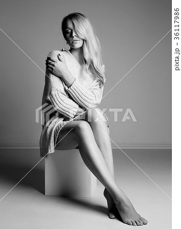 女性 足 セクシー モノクロの写真素材