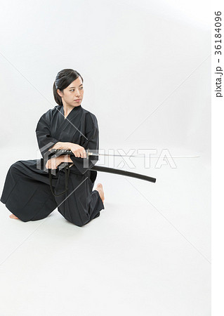 刀 武器 ポーズ 女性の写真素材