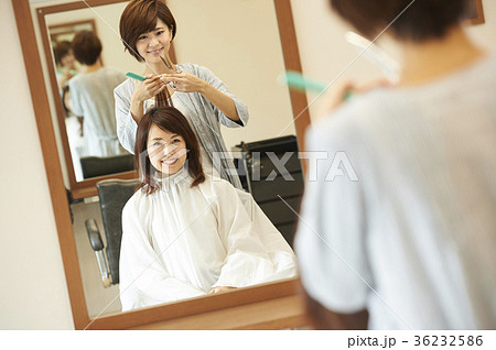 美容院 ヘアカット 女性 客の写真素材