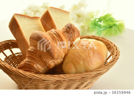 バターロール パン かごの写真素材