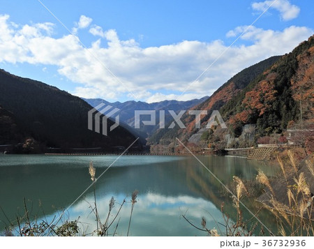 名栗湖 山 紅葉 森林の写真素材