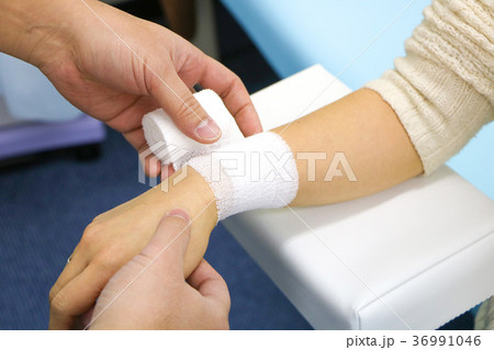 けが 手首 包帯 怪我の写真素材