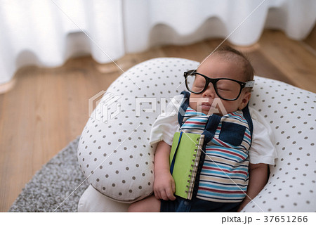 赤ちゃん 新生児 衣装 メガネの写真素材