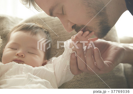 赤ちゃん 新生児 外国人 かわいいの写真素材
