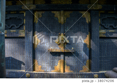 鉄扉 扉 古い 鉄板の写真素材
