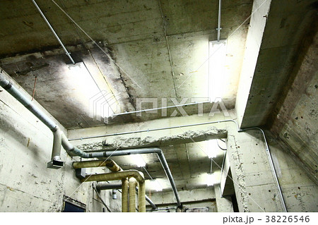 コンクリート打ちっぱなし天井 配管 パイプ コンクリートの写真素材