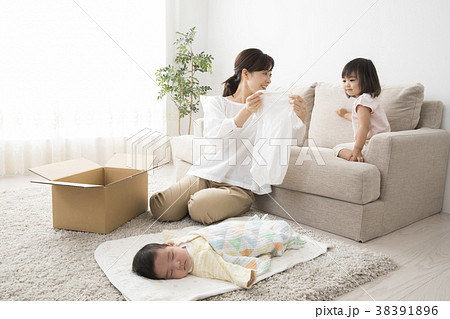 親子 赤ちゃん リビング お昼寝の写真素材