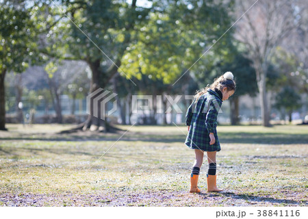 子供 女の子 長靴 人物の写真素材