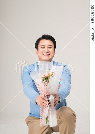 ひざまずく 男性の写真素材