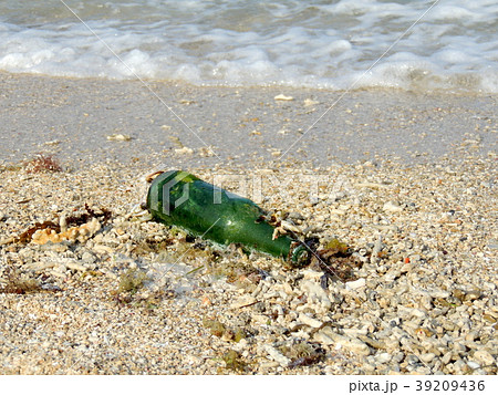 小瓶 砂浜 青い海 瓶の写真素材