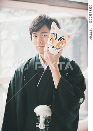 紋付袴 男性 成人の日 狐のお面の写真素材 Pixta