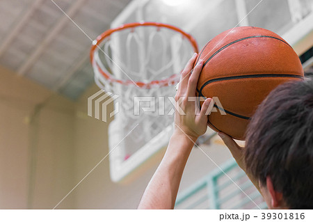 バスケットシューズ ボール バスケットボール バッシュの写真素材