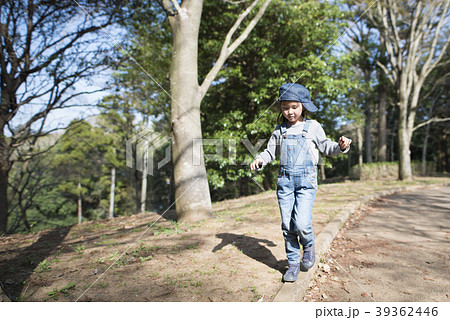 縁石 歩く 子供 女の子の写真素材