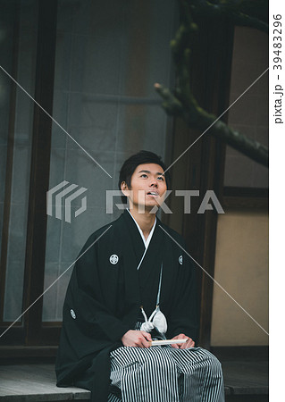 紋付袴 男性 成人の日 座るの写真素材