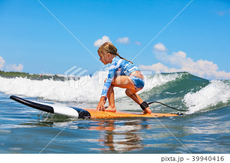 波 子 子供 サーファーの写真素材