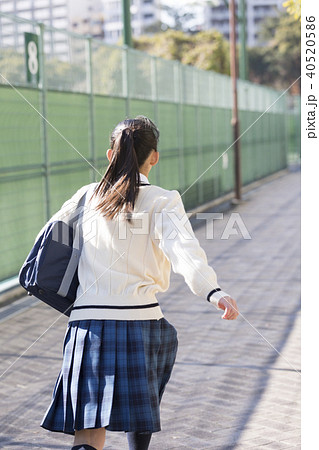 学生 後ろ姿 中学生 人物 学生服 屋外 後姿 元気 制服の写真素材