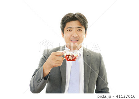 男性 飲む 紅茶 人物の写真素材