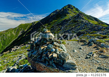 ケルン 青空 山頂 石積みの写真素材