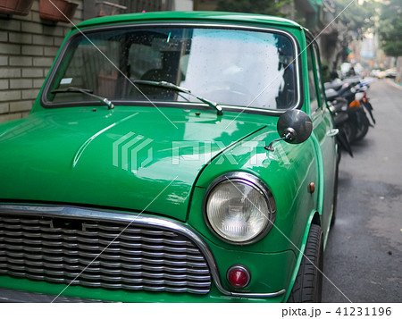 自動車 ミニクーパー 緑色 おしゃれの写真素材