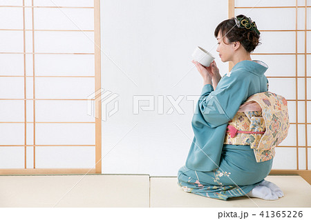 座る 女性 着物 眺めるの写真素材
