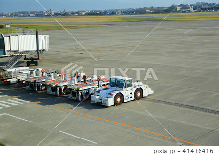 タグ車 空港 トラクター 働く車の写真素材
