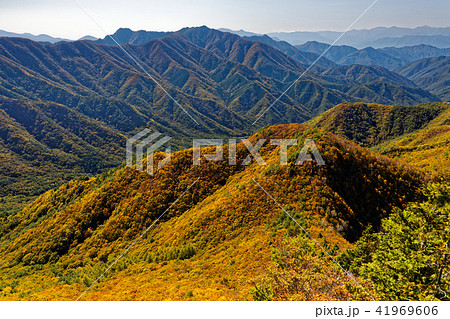 山 秋景色 渓谷 谷間の写真素材