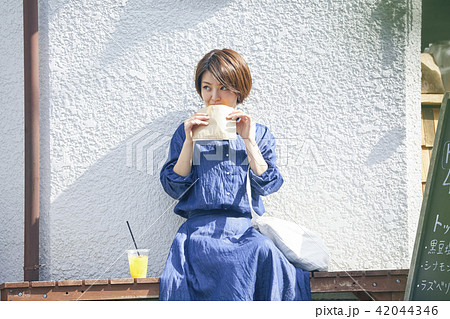 食べ歩きの写真素材