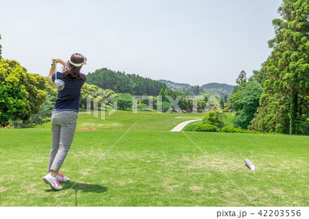 女性 ゴルフ ゴルファー 後ろ姿の写真素材