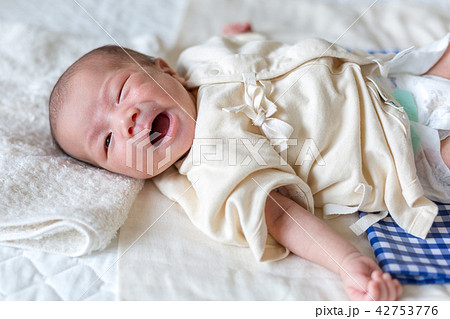 へその緒 男の子 へそ 赤ちゃんの写真素材