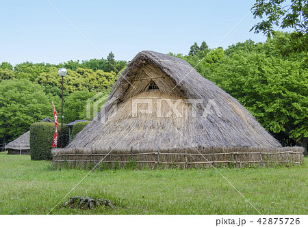 藁葺き わらぶき 竪穴式住居 竪穴住居の写真素材
