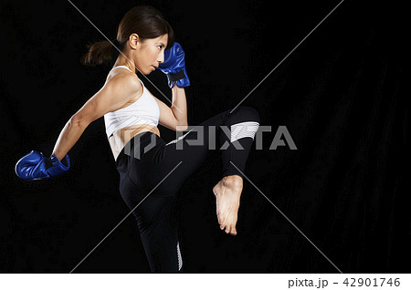 ニーキックの写真素材