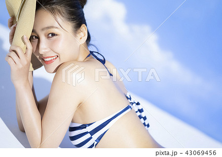 女性 水着 寝そべる ビキニの写真素材