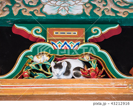 彫刻 日光東照宮 眠り猫 ねむり猫の写真素材