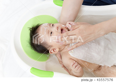新生児の入浴 沐浴方法を説明するマニュアル用写真 洗顔の手順 の写真素材