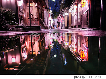 京都 夜景 雨 繁華街 夜の写真素材
