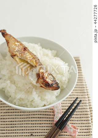 ハタハタ はたはた 焼き魚 箸の写真素材