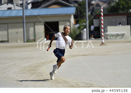 中学生 運動会 リレー 子供 バトンの写真素材