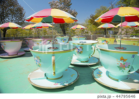 コーヒーカップ 遊具 遊園地 レジャー施設の写真素材