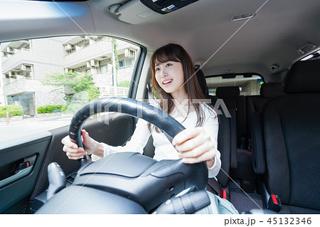 女性 ドライブ 運転 横顔の写真素材