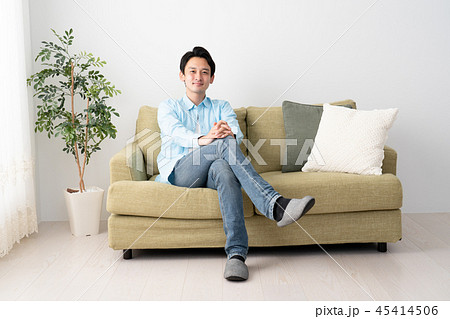 足を組む ポートレートの写真素材