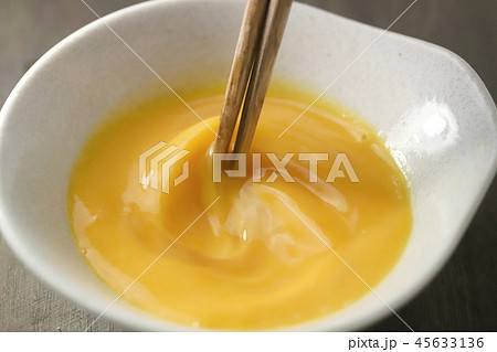 生卵 かき混ぜる とき卵 箸の写真素材