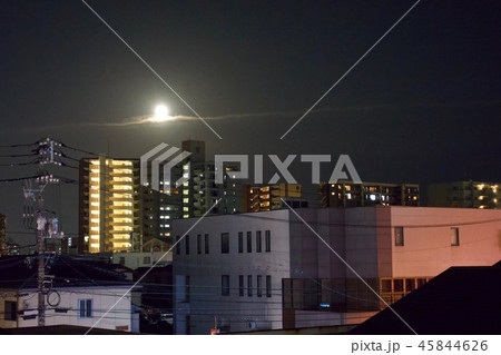 都会 満月 夜景 広島市の写真素材