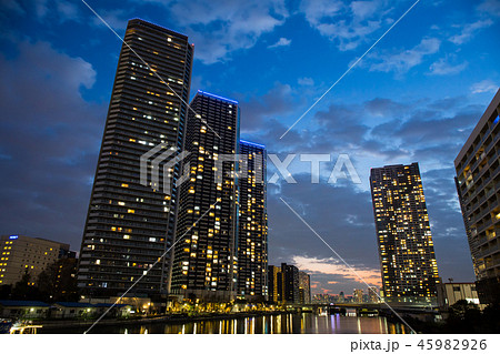 都会 夜景 三日月 都心の写真素材