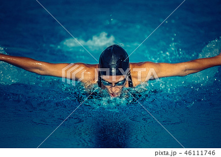 競泳 スイミング 水泳 バタフライの写真素材