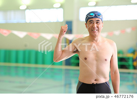 プール 60代 水着 シニアの写真素材