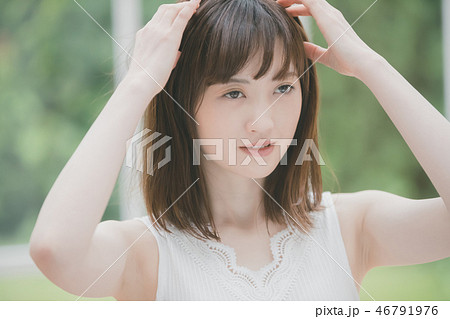 手櫛 かきあげるの写真素材