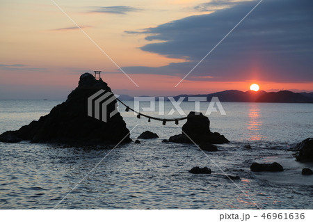 二見浦 夫婦岩 朝日 日の出の写真素材 - PIXTA