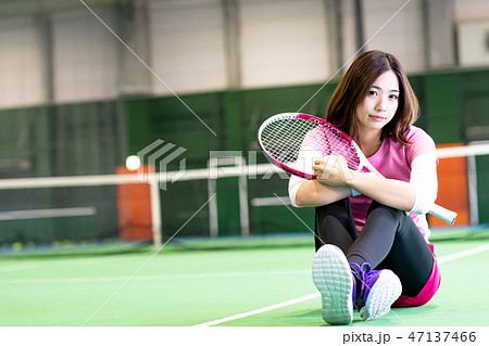 女の子 スポーツ テニス かわいいの写真素材